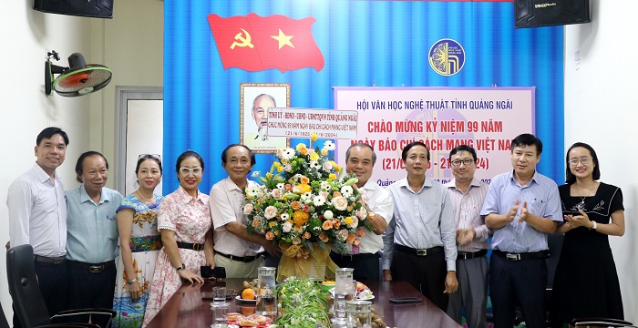 Phó Chủ tịch Thường trực UBND tỉnh Trần Hoàng Tuấn đến thăm, chúc mừng Hội Văn học nghệ thuật tỉnh
