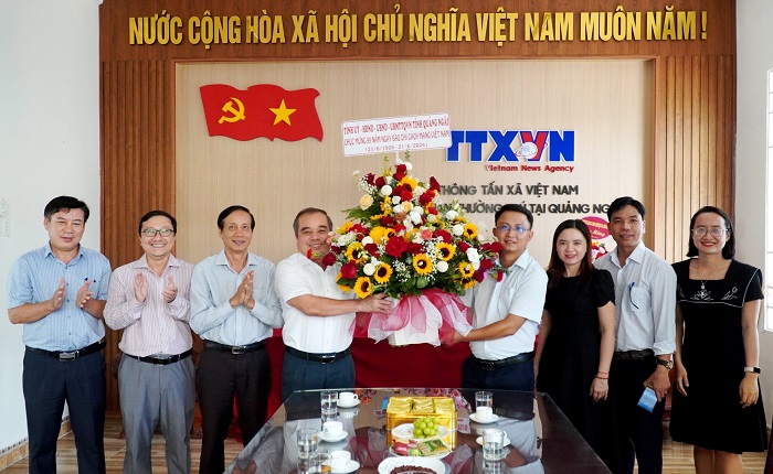 Phó Chủ tịch Thường trực UBND tỉnh Trần Hoàng Tuấn đã đến thăm, chúc mừng Cơ quan TTXVN tại Quảng Ngãi