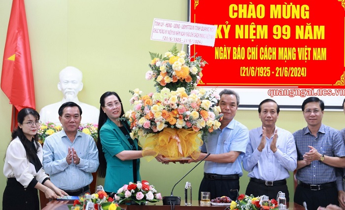 Bí thư Tỉnh ủy Bùi Thị Quỳnh Vân tặng hoa chúc mừng Cổng thông tin điện tử Đảng bộ tỉnh