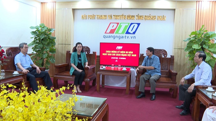 Bí thư Tỉnh ủy Bùi Thị Quỳnh Vân đến thăm, chúc mừng Đài Phát thanh - Truyền hình Quảng Ngãi