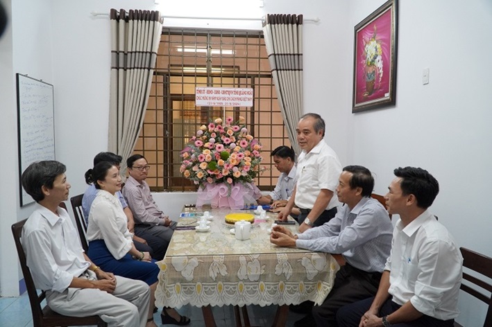 Phó Chủ tịch Thường trực UBND tỉnh Trần Hoàng Tuấn đến thăm, chúc mừng Cổng Thông tin điện tử tỉnh (1)