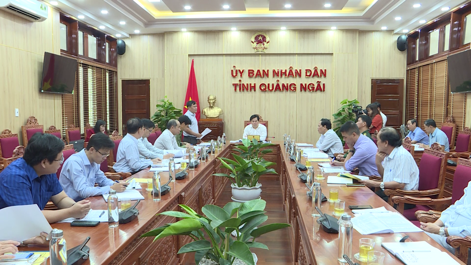 Phó Chủ tịch UBND tỉnh Trần Phước Hiền, Trưởng Ban Chỉ đạo về chống khai thác hải sản bất hợp pháp, không báo cáo và không theo quy định tỉnh Quảng Ngãi chủ trì cuộc họp