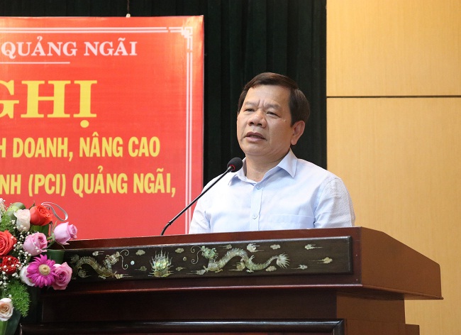 Chủ tịch UBND Đặng Văn Minh phát biểu khai mạc Hội nghị Cải thiện môi trường đầu tư kinh doanh, nâng cao chỉ số năng lực cạnh tranh cấp tỉnh (PCI) Quảng Ngãi, giai đoạn 2021-2025 (Ảnh: Quangngai.gov.vn).
