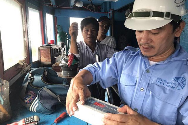 Thiết bị giám sát hành trình được lắp đặt trên tàu cá tỉnh Quảng Ngãi (Ảnh: Website Tổng cục Thủy sản)
