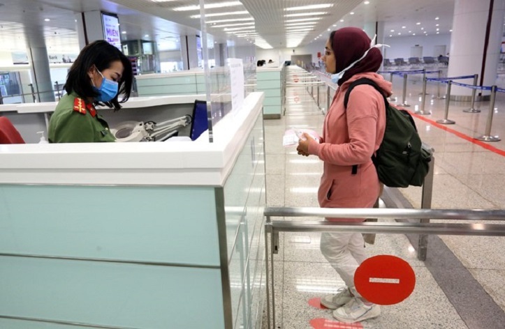 Khách nước ngoài làm thủ tục nhập cảnh tại sân bay quốc tế Nội Bài (Ảnh: Cục Quản lý Xuất Nhập cảnh – Bộ Công an)