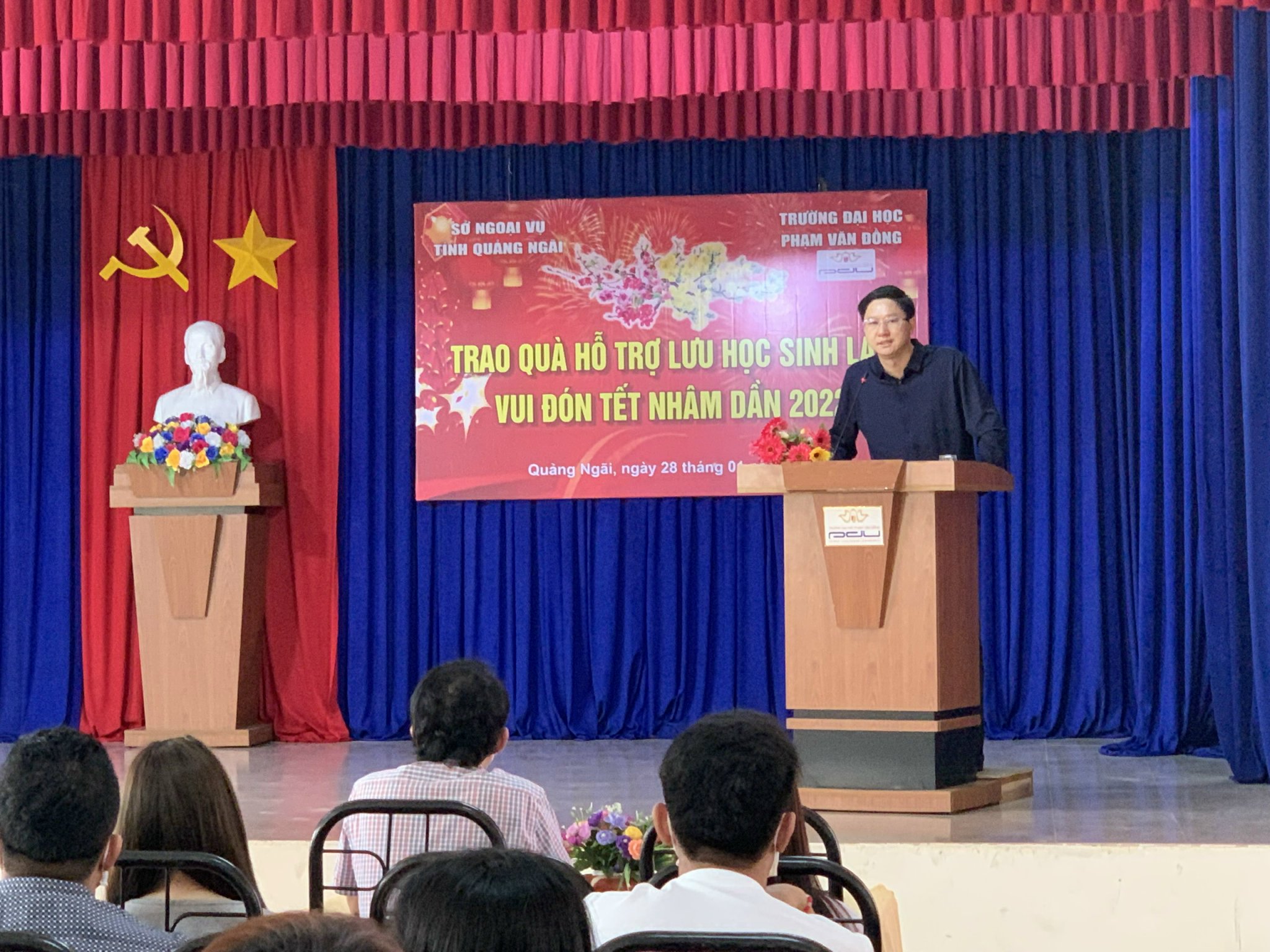 Ông Nguyễn Viết Vy, TUV, GĐ Sở Ngoại vụ phát biểu, chúc Tết đến các em LHS tại Trường ĐH Phạm Văn Đồng
