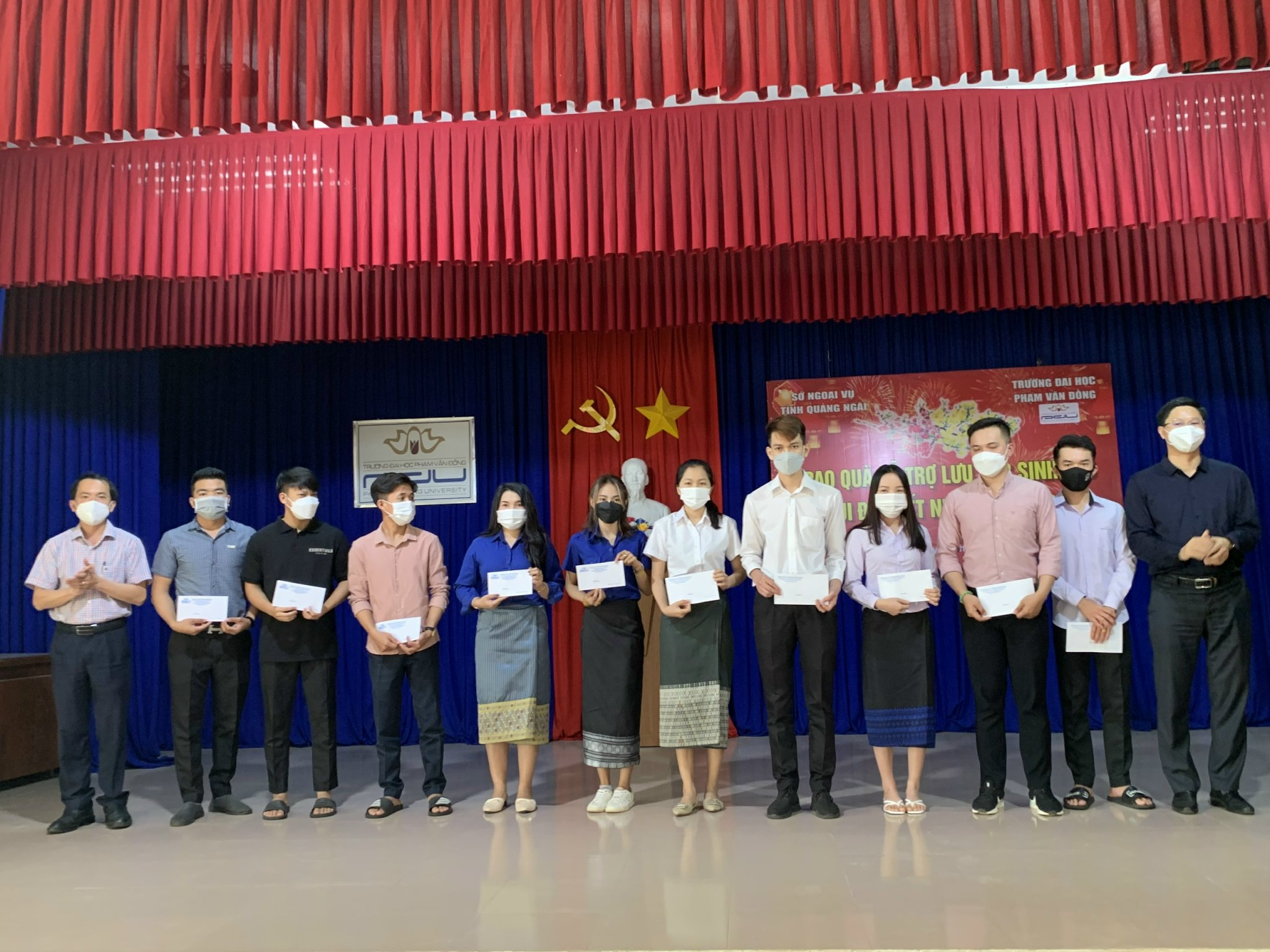 GĐ Sở Ngoại vụ và Hiệu trưởng Trường ĐH Phạm Văn Đồng trao quà đến các em