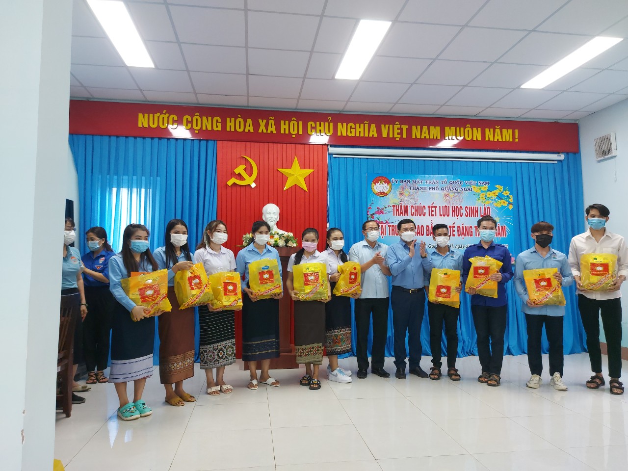 Ông Nguyễn Văn Thành – PGĐ Sở Ngoại vụ trao quà đến các em LHS Trường Cao đẳng Y tế Đặng Thùy Trâm
