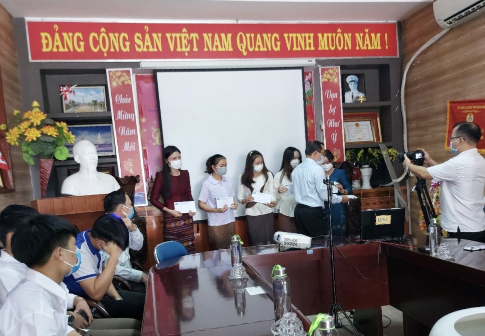 Ông Nguyễn Văn Thành – PGĐ Sở Ngoại vụ trao quà đến các em LHS Trường Cao đẳng Quảng Ngãi