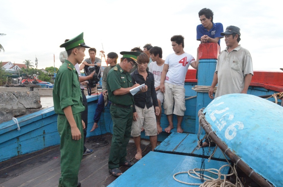 Kiểm tra tàu cá trước khi xuất bến (Ảnh: BCH Bộ đội Biên phòng tỉnh)