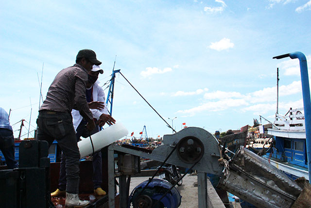Ngư dân Quảng Ngãi chuẩn bị nhiên liệu trước khi ra khơi (Ảnh: thuysanvietnam.com.vn)