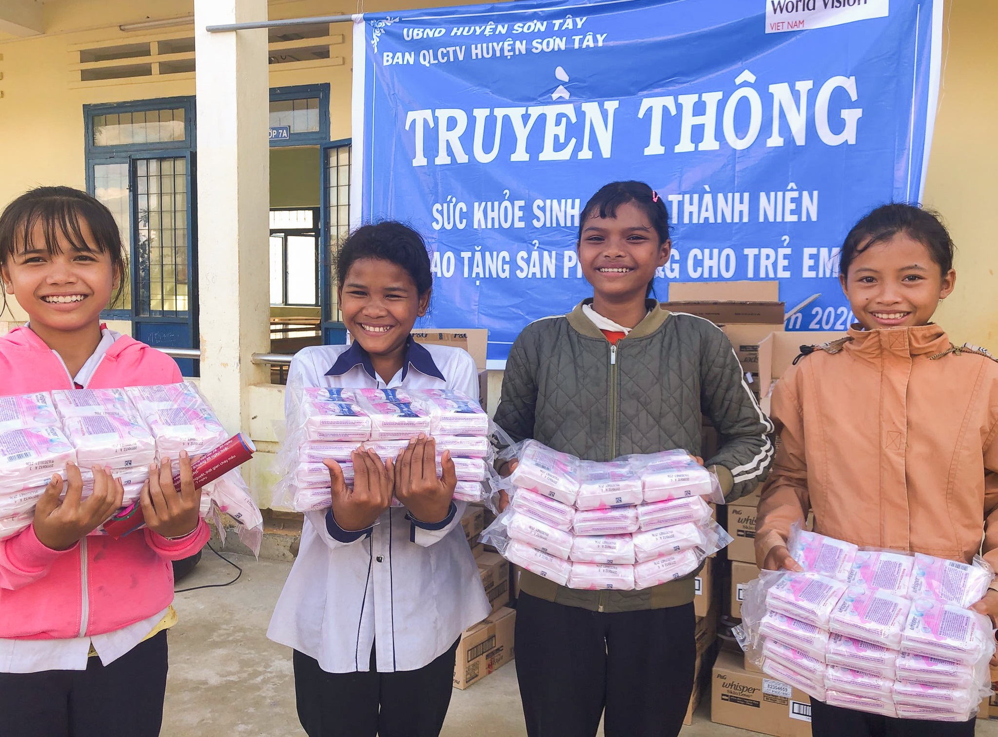 WVV trao tặng băng vệ sinh cho trẻ em gái có hoàn cảnh khó khăn