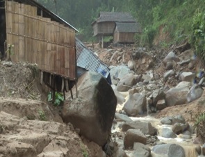Liên minh cứu trợ Đức và tổ chức World Vision International tại Singapore hỗ trợ người dân bị thiệt hại do bão lũ gây ra