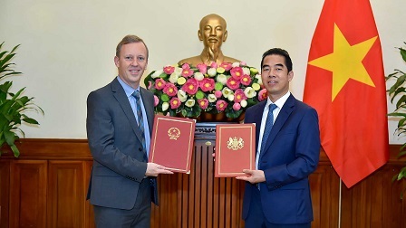 Thứ trưởng Bộ Ngoại giao Tô Anh Dũng trao Công hàm Hiệp định Thương mại Tự do Việt Nam – Anh cho Đại sứ Vương quốc Anh tại Việt Nam