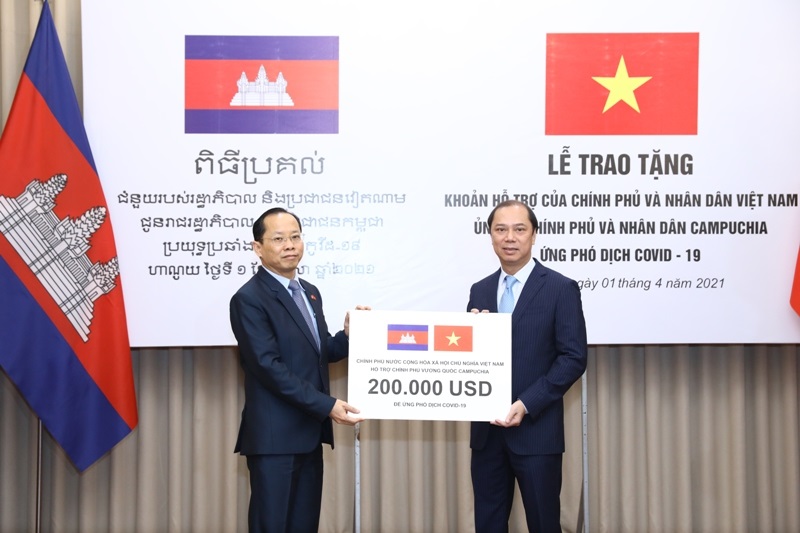 Việt Nam trao tặng khoản hỗ trợ giúp Campuchia ứng phó dịch COVID-19