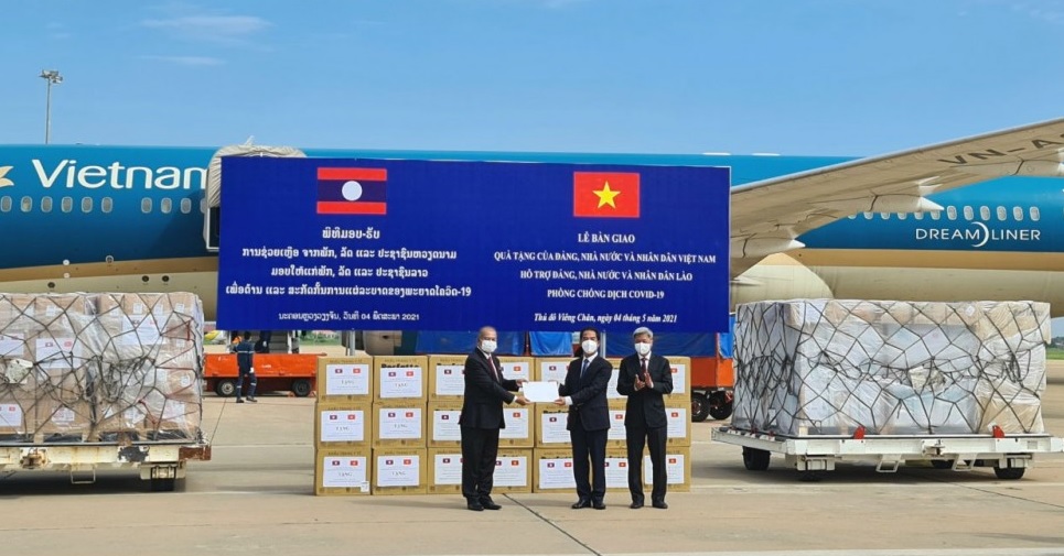 Việt Nam hỗ trợ Lào ứng phó với dịch COVID - 19