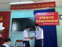Giám đốc Sở Ngoại vụ trao số tiền 2.500 EUR hỗ trợ Trường THCS Huỳnh Thúc Kháng mua sắm trang thiết bị trường học