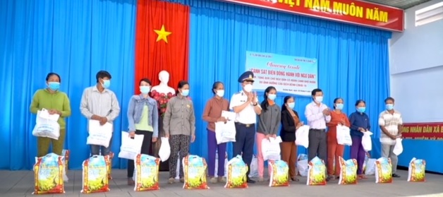 Bộ Tư lệnh Vùng Cảnh sát biển 2 trao quà cho đồng bào dân tộc và ngư dân Quảng Ngãi có hoàn cảnh khó khăn do ảnh hưởng của dịch bệnh COVID-19