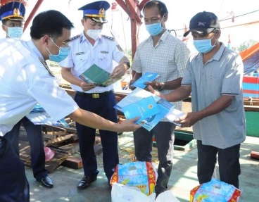 Cảnh sát biển vùng 2 với ngư dân Quảng Ngãi