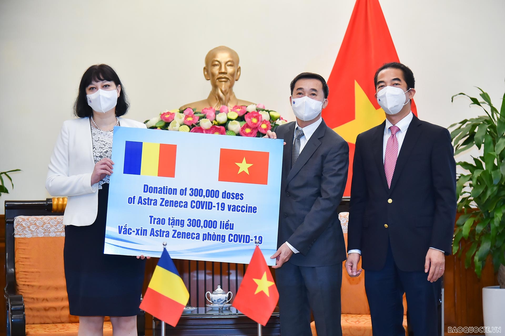 Bộ Ngoại giao tiếp nhận 300.000 liều vaccine Astra Zeneca do Chính phủ Romania trao tặng Việt Nam