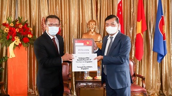 Quỹ Temasek, Singapore tặng Việt Nam máy trợ thở và thiết bị bảo hộ chống dịch