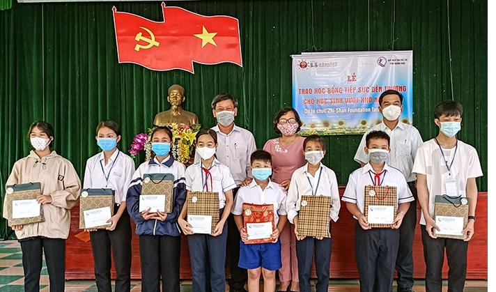 Zhi-Shan Foundation tặng học bổng cho học sinh nghèo