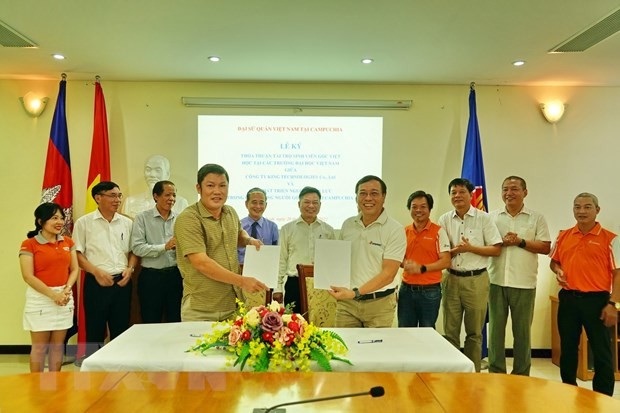 Thỏa thuận tài trợ học bổng cho sinh viên gốc Việt tại Campuchia