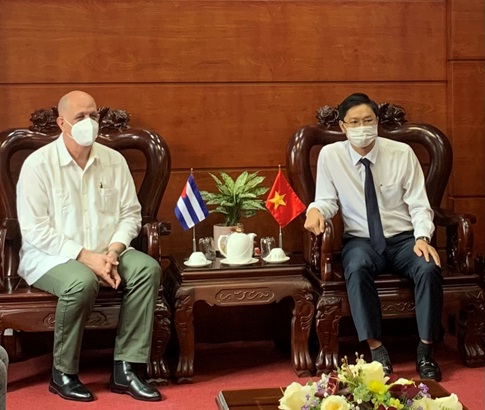 Giám đốc Sở Ngoại vụ tỉnh Quảng Ngãi tiếp xã giao Tham tán Văn phòng Kinh tế và Thương mại, Đại sứ quán Cộng hòa Cuba tại Hà Nội