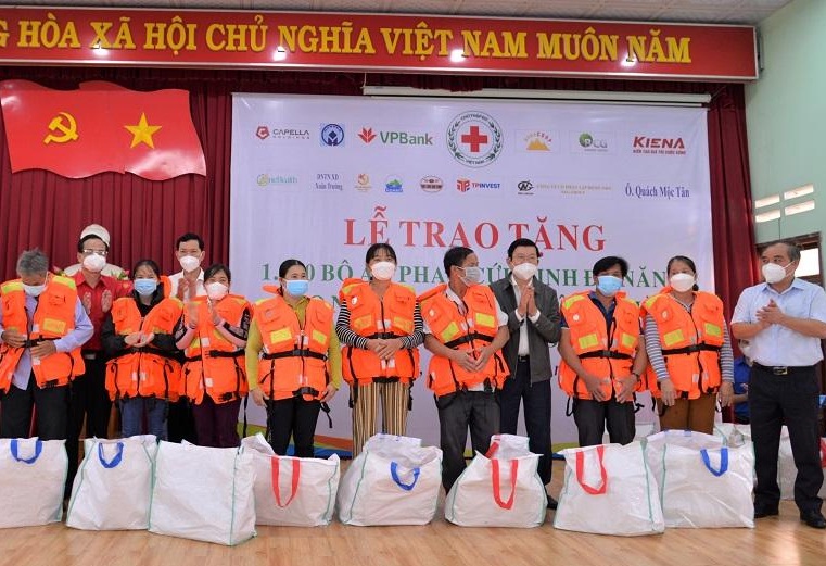 15.000 bộ áo phao cứu sinh đa năng cho ngư dân 12 tỉnh miền Trung
