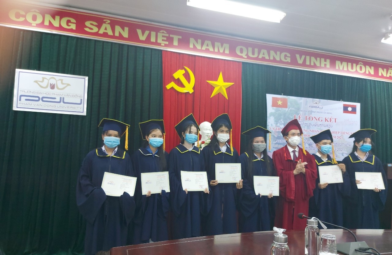 Trao chứng nhận tốt nghiệp tiếng Việt cho 21 lưu học sinh Lào năm 2021