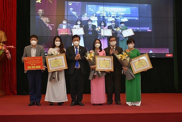Tổng kết và trao giải Cuộc thi Biên soạn sách, tài liệu dạy và học tiếng Việt cho NVNONN