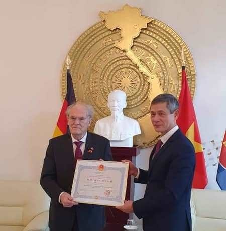 Trao tặng Giáo sư, Tiến sĩ Horst Klinkmann Huân chương Hữu nghị vì đã có nhiều đóng tích cực cho quan hệ Việt Nam – Đức