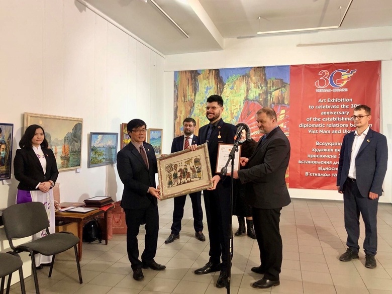 Triển lãm tranh kỷ niệm 30 năm thiết lập quan hệ ngoại giao Việt Nam - Ukraine
