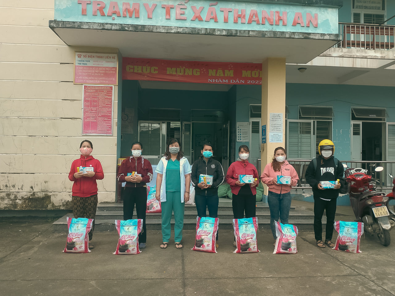 World Vision Việt Nam trao tặng 250 gói hỗ trợ cho trẻ em bị nhiễm COVID-19