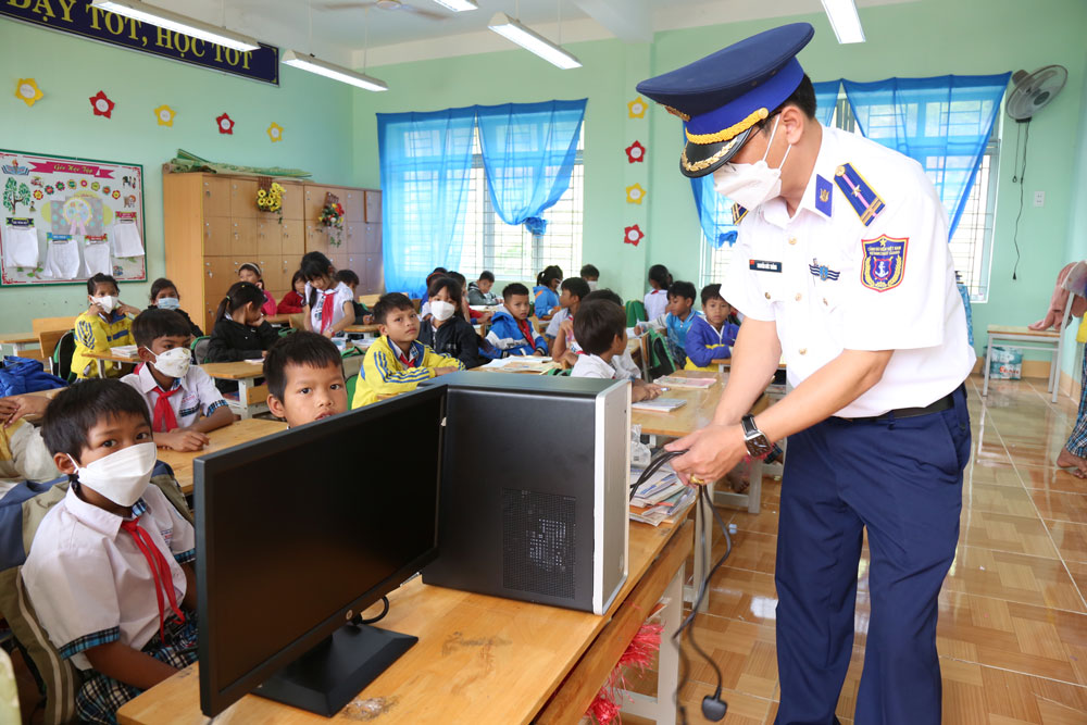 Bộ Tư lệnh Vùng Cảnh sát biển 2 hỗ trợ người dân khó khăn