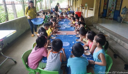 Tổ chức Children of Vietnam tài trợ bổ sung thực phẩm dinh dưỡng cho học sinh mầm non bán trú tại các huyện miền núi