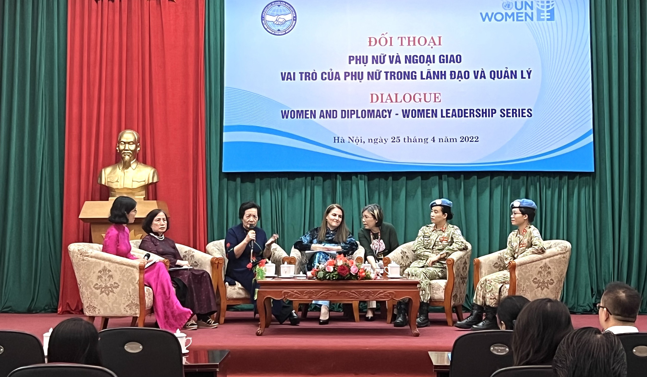 Phụ nữ và ngoại giao - Vai trò của phụ nữ trong lãnh đạo và quản lý