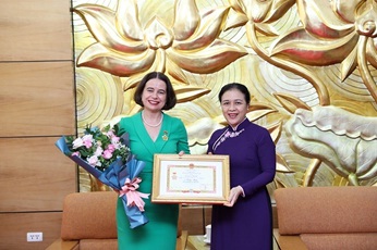 Trao tặng Kỷ niệm chương cho Đại sứ Australia tại Việt Nam