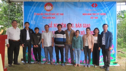 Bàn giao 85 nhà đại đoàn kết cho hộ nghèo ở Trà Bồng và Sơn Tây