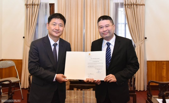 Trao Giấy Chấp nhận lãnh sự cho Tổng Lãnh sự mới của Hàn Quốc tại TP. Đà Nẵng