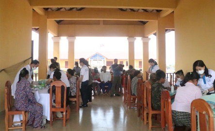 Đại sứ quán Việt Nam tại Campuchia phối hợp các cơ quan tổ chức Chương trình khám bệnh, cấp phát thuốc miễn phí