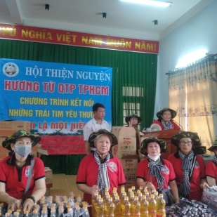 Trao tặng quà cho hộ nghèo và trẻ em có hoàn cảnh khó khăn tại huyện Minh Long