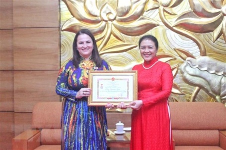 Trao Kỷ niệm chương “Vì Hòa bình và hữu nghị giữa các dân tộc” cho Trưởng đại diện UN Women tại Việt Nam