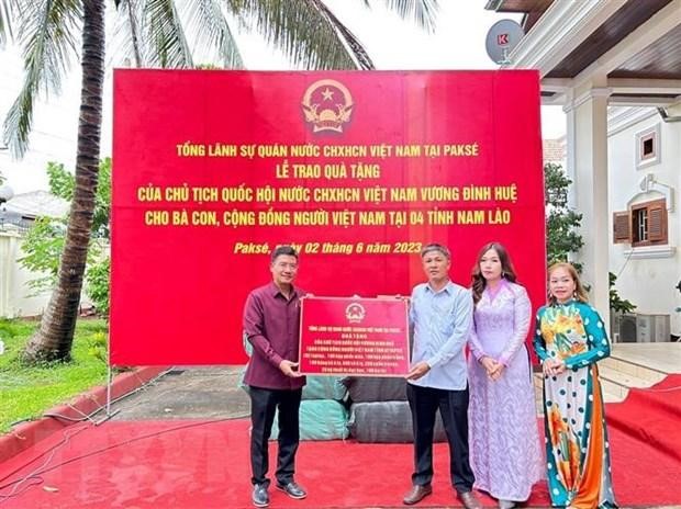 Tổng lãnh sự quán Việt Nam tại Pakse tổ chức Lễ trao quà cho cộng đồng người Việt Nam tại 4 tỉnh Nam Lào