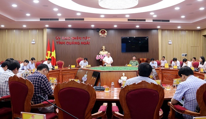 Discussing draft resolutions to be submitted to Provincial People's Council