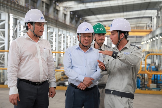 CEC's Deputy Head, Nguyen Duc Hien, works at Hoa Phat Dung Quat Iron and Steel Production Complex