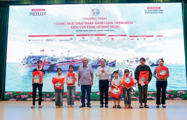 The program 'Lighting Up the Sea with Fishermen' organized in Quang Ngai