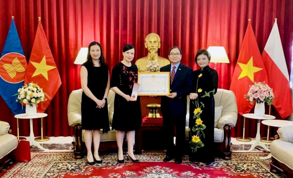 Trao Huân chương Hữu nghị cho nguyên Đại sứ Ba Lan tại Việt Nam