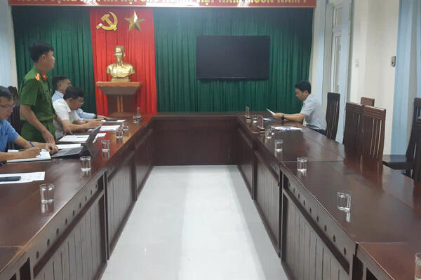 Đồng chí Thái Văn Tưởng, Tỉnh ủy viên, Giám đốc Sở Ngoại vụ làm việc tại xã Ia Tơi