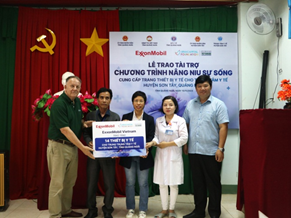 Ông Rad Kivette, Tổng Giám đốc VinaCapital Foundation trao tặng thiết bị Y tế cho Trung tâm Y tế huyện Sơn Tây